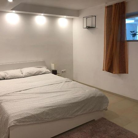 קלן Bescheidene Untergeschoss Wohnung In Guter Lage. מראה חיצוני תמונה