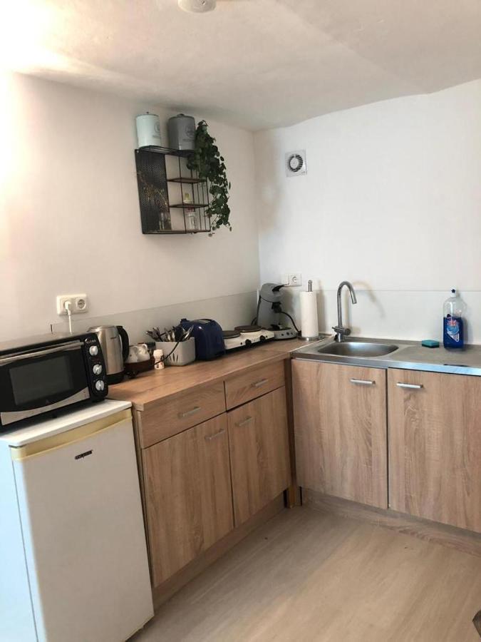 קלן Bescheidene Untergeschoss Wohnung In Guter Lage. מראה חיצוני תמונה